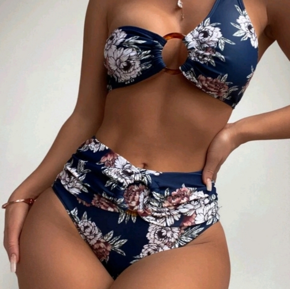 Bikini - Picture 1 of 3